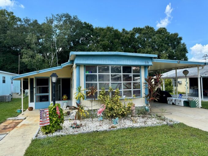 39 Leisure Dr in Central Leisure Lakes community located in Auburndale. single wide home that has two bedrooms and one bath, aluminum siding, private driveway, screened porch and lanai.