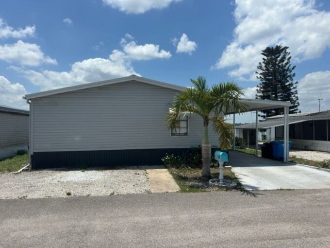 Here in this affordable waterfront (full lakeview) home situated on an extra-large lot you’ll enjoy the 50ft dock that beckons the new owner to venture out to the Chain of Lakes accessed from your personal private dock right here on Lake Smart! Let’s take a tour…and take in this nearly 1300 sq ft home!
