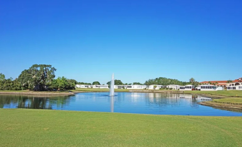 four lakes fountain